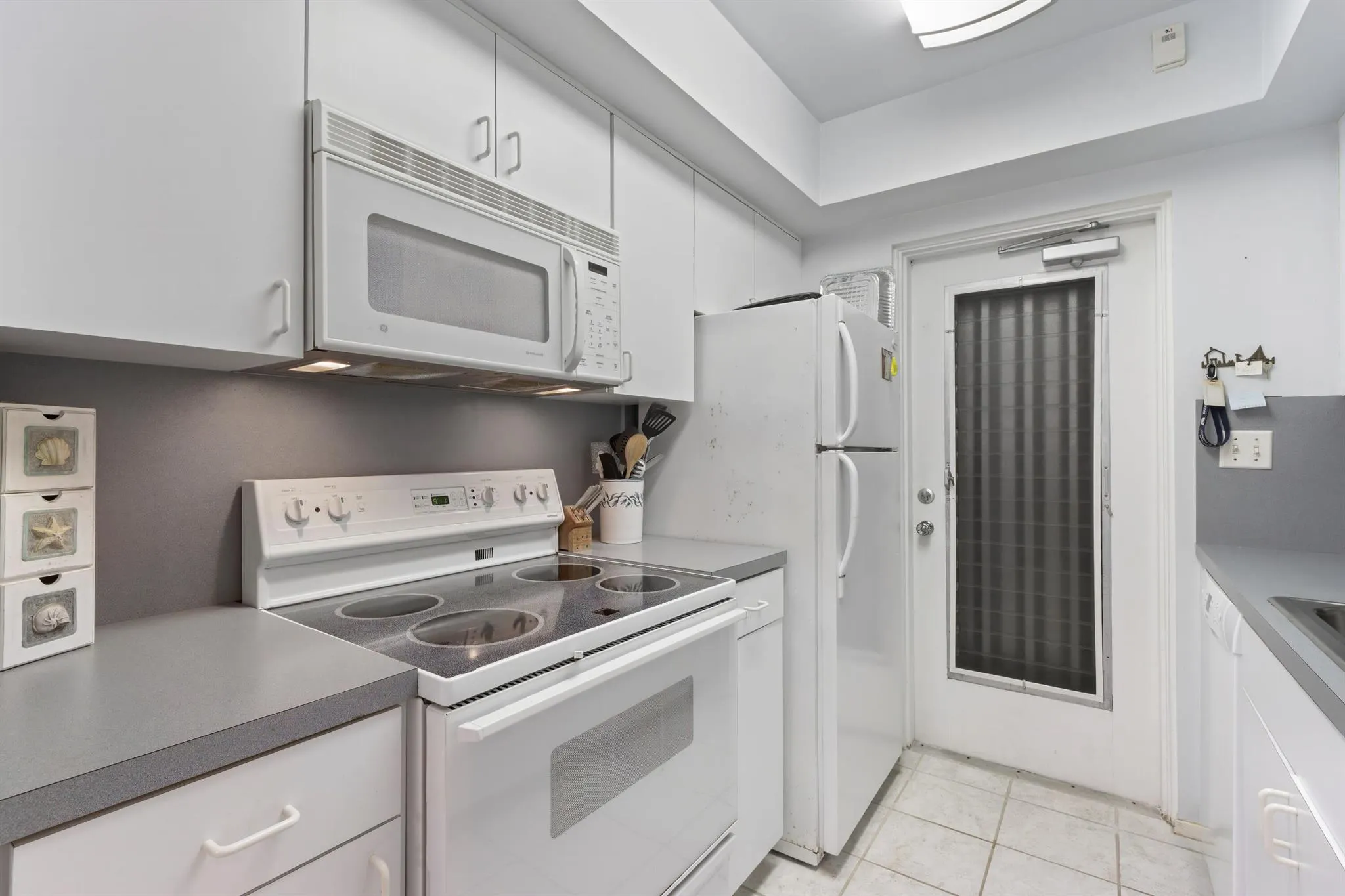 1198 Hillsboro Mile, #128