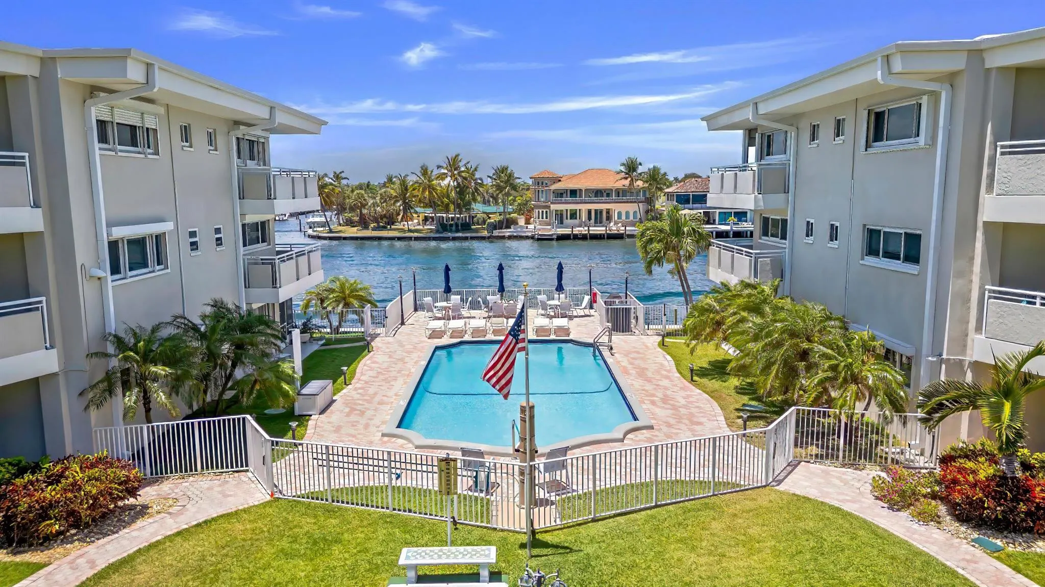 1198 Hillsboro Mile, #128