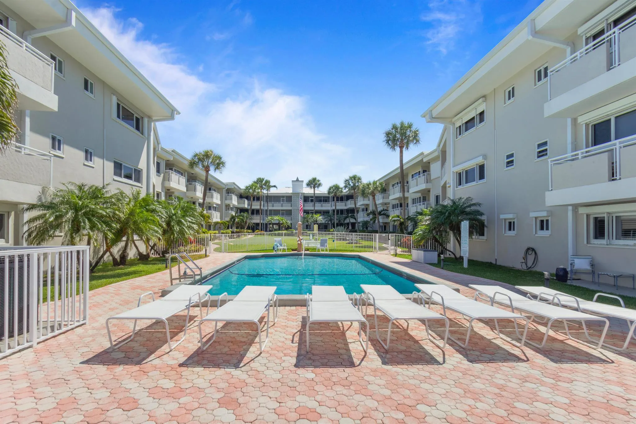 1198 Hillsboro Mile, #128
