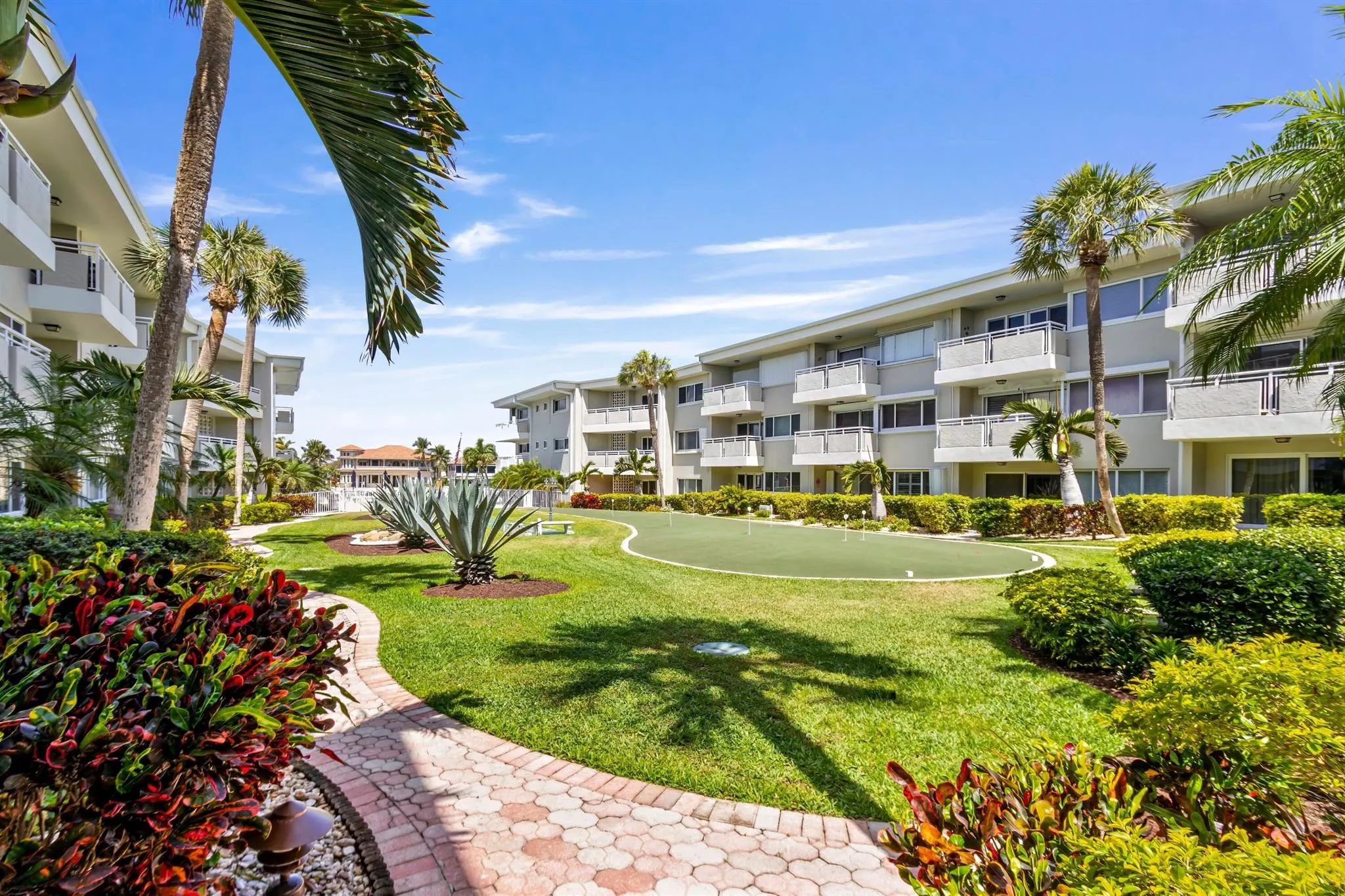 1198 Hillsboro Mile, #128