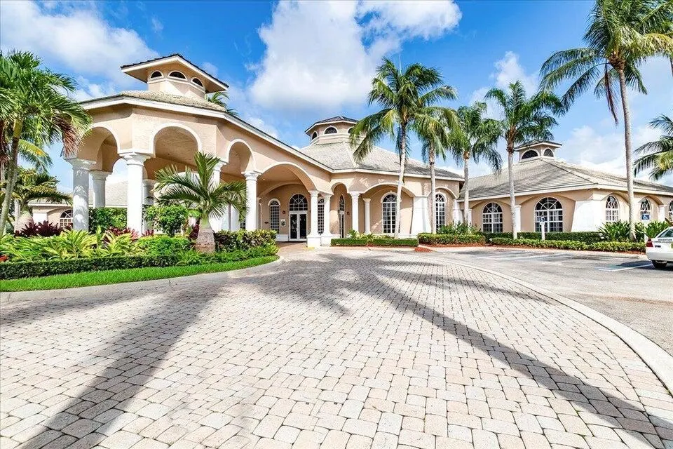 8122 Driggs Hill