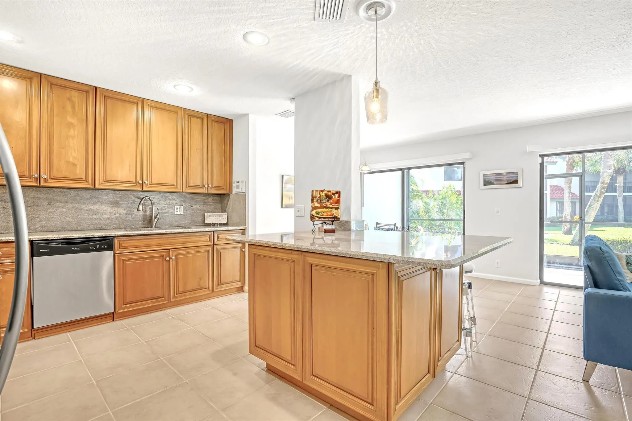 20 Lexington Lane W, #B