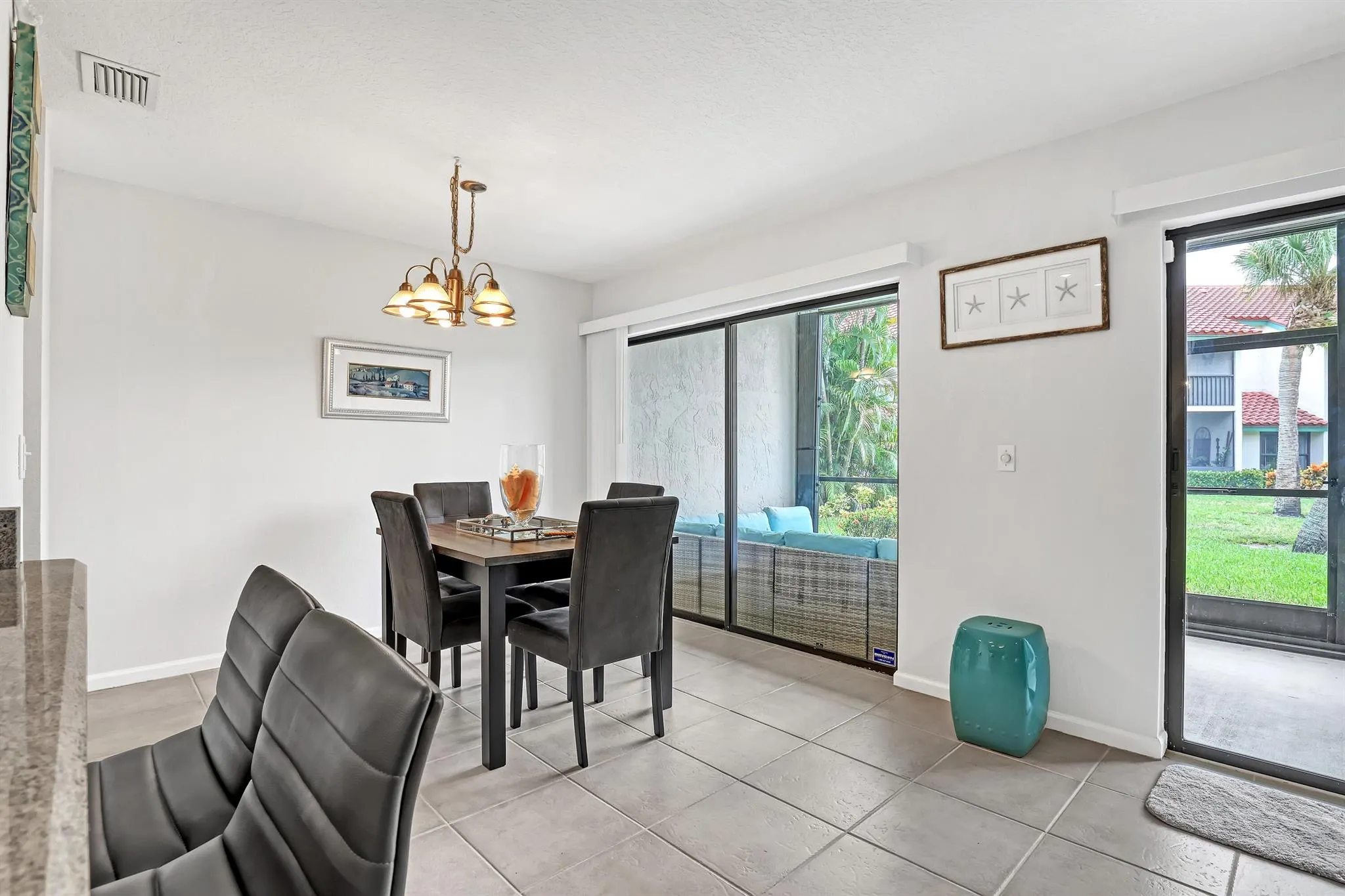 20 Lexington Lane W, #B