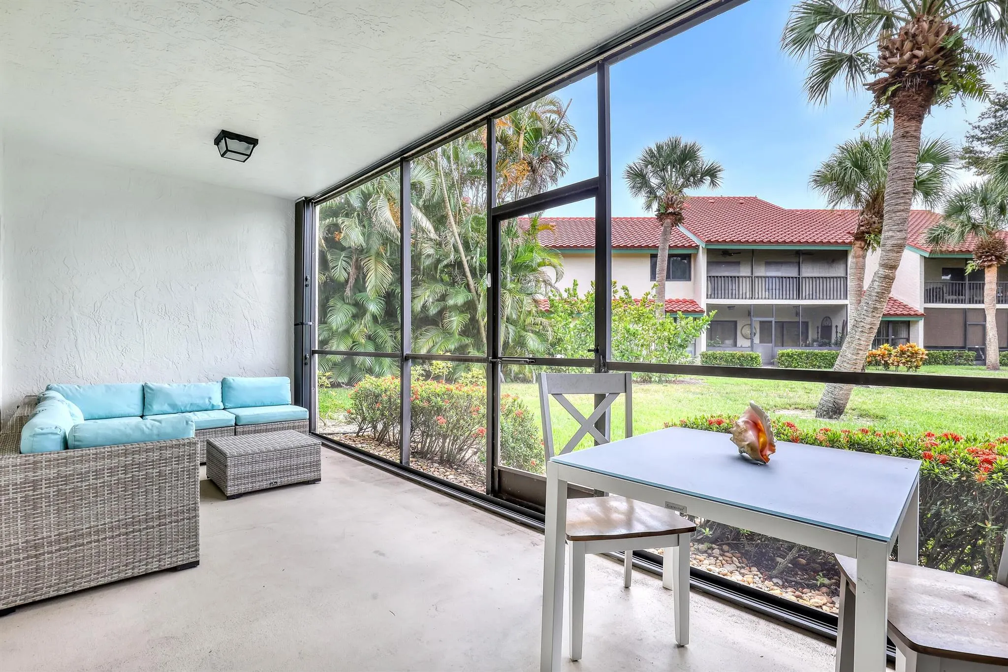 20 Lexington Lane W, #B