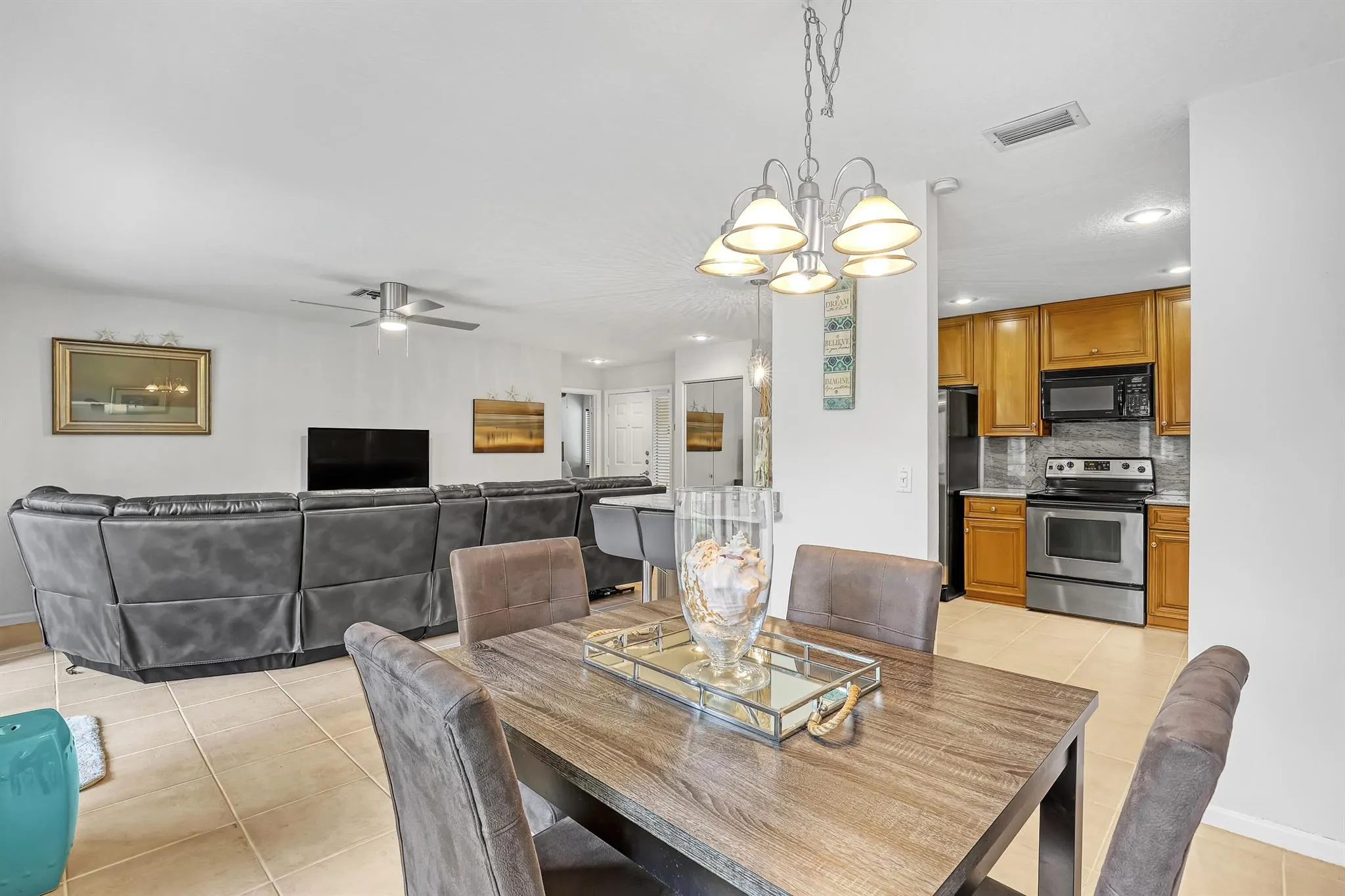 20 Lexington Lane W, #B