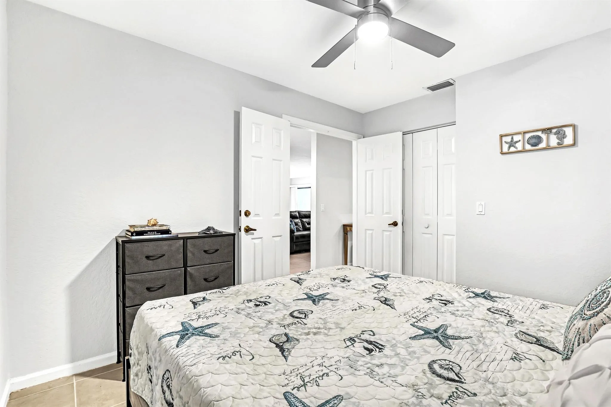 20 Lexington Lane W, #B