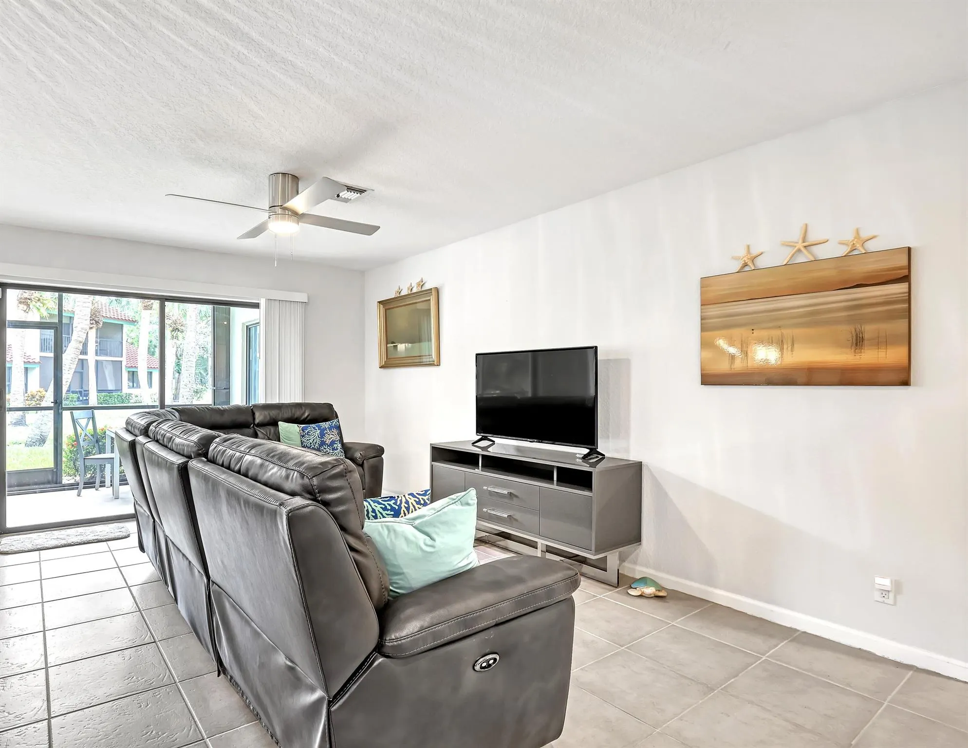 20 Lexington Lane W, #B