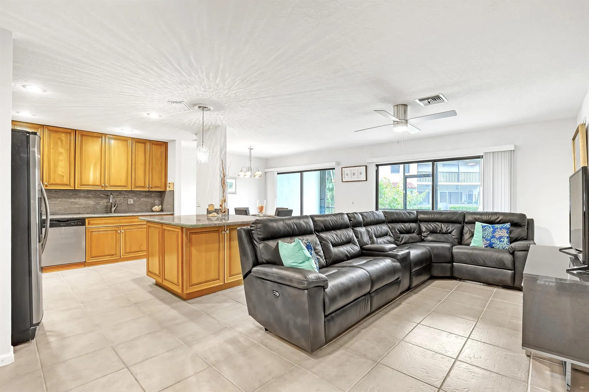 20 Lexington Lane W, #B