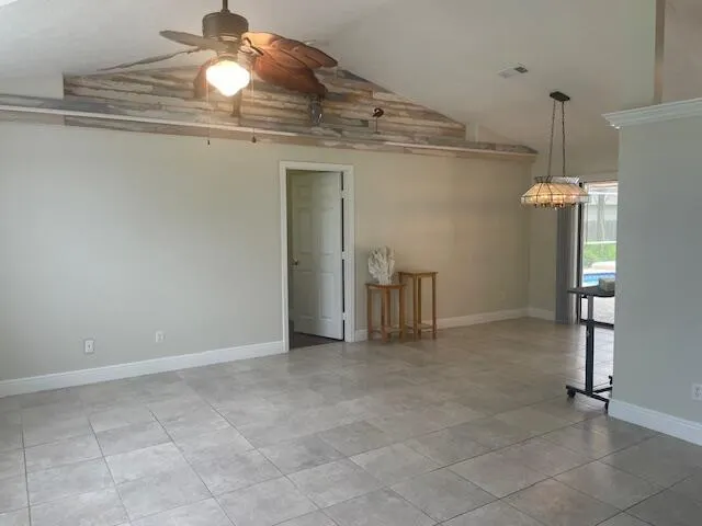 618 SE Streamlet Avenue