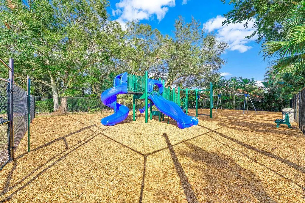 1883 Oak Berry Circle