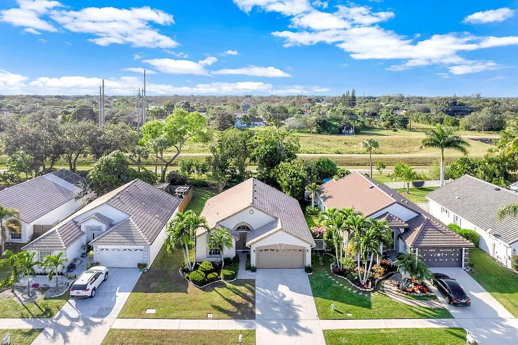 1883 Oak Berry Circle