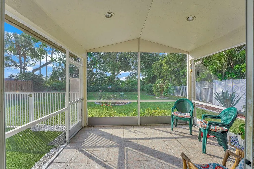 1883 Oak Berry Circle