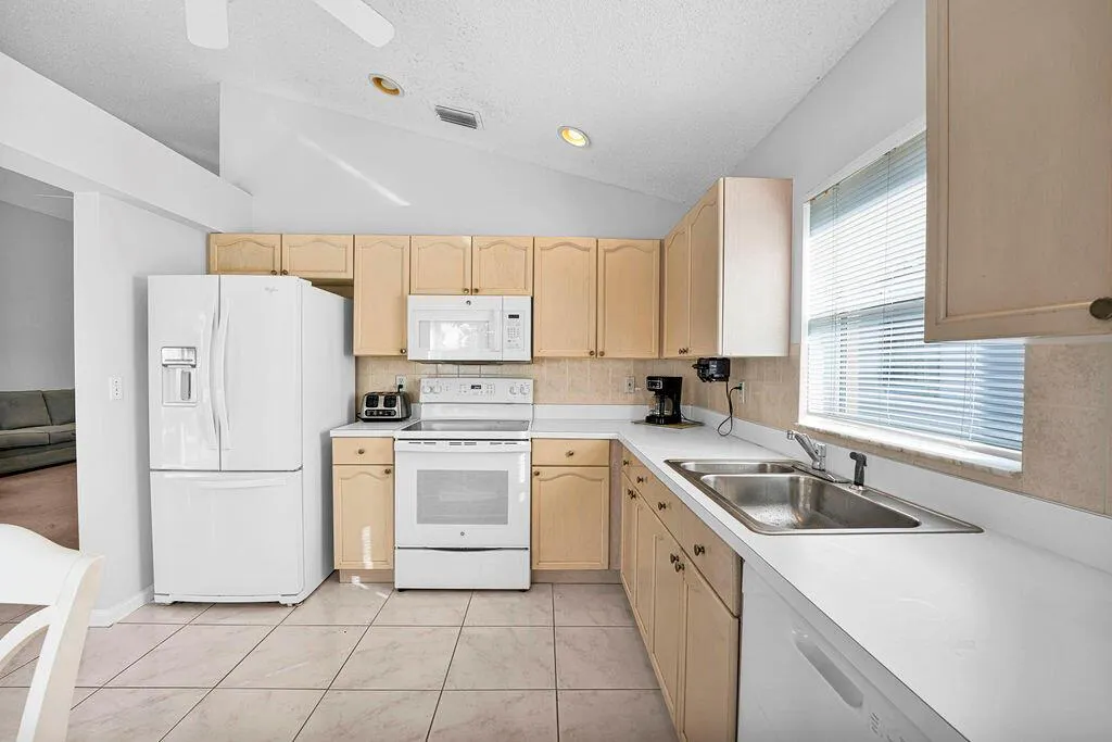 1883 Oak Berry Circle