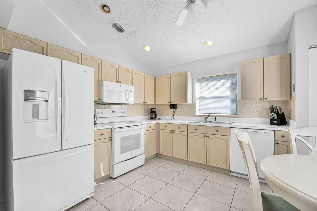 1883 Oak Berry Circle