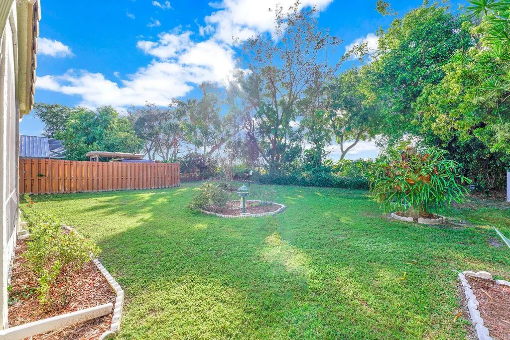 1883 Oak Berry Circle