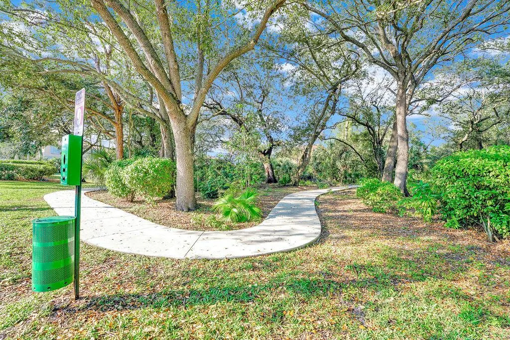 1883 Oak Berry Circle