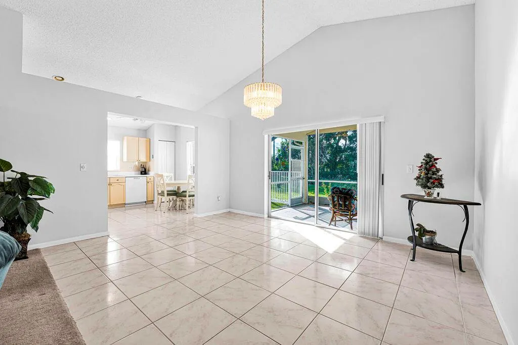 1883 Oak Berry Circle