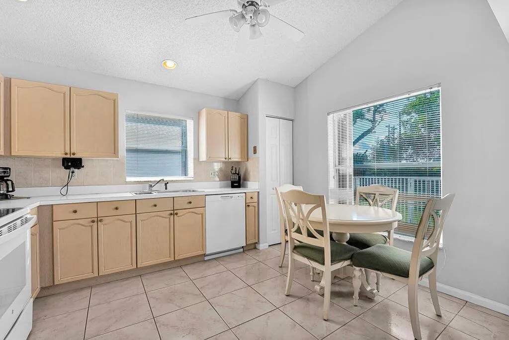 1883 Oak Berry Circle