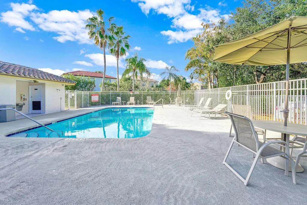 1883 Oak Berry Circle