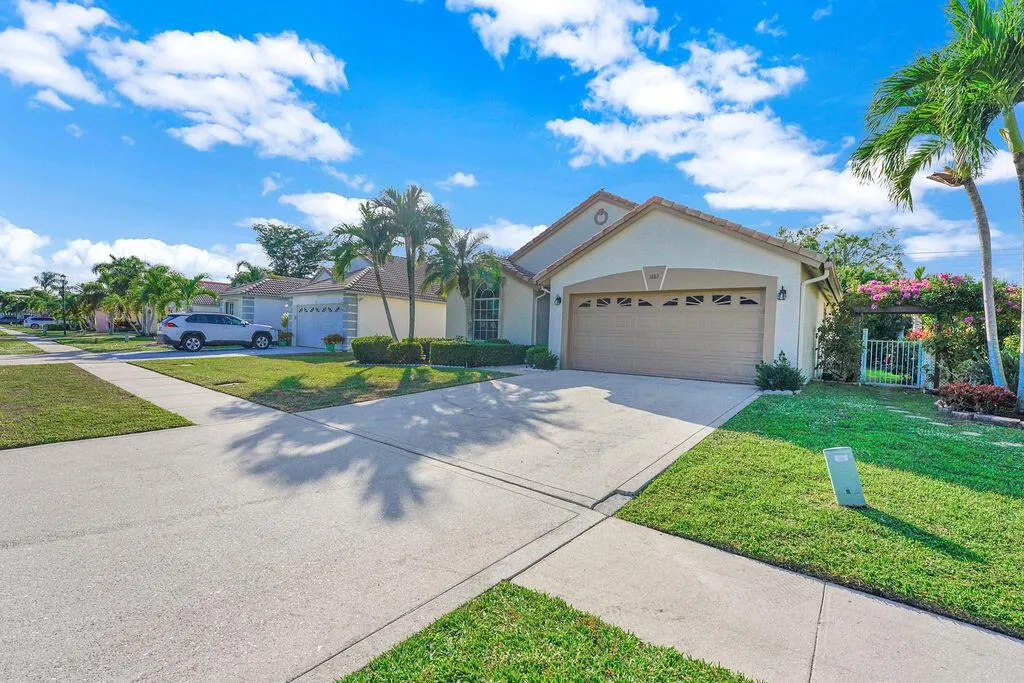 1883 Oak Berry Circle
