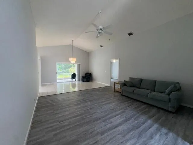 1883 Oak Berry Circle