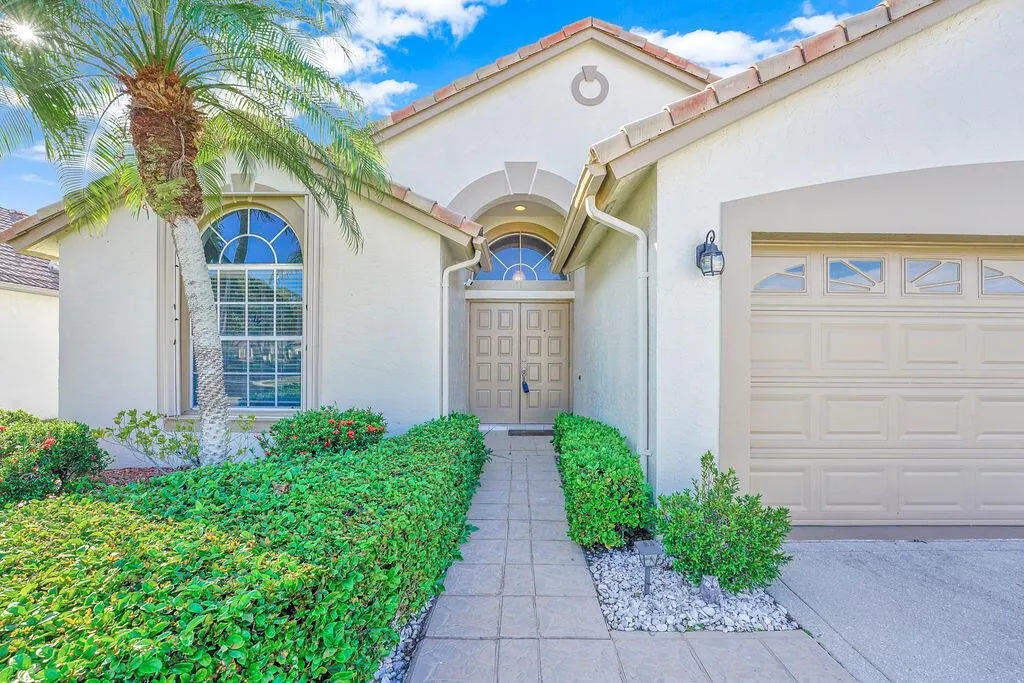 1883 Oak Berry Circle