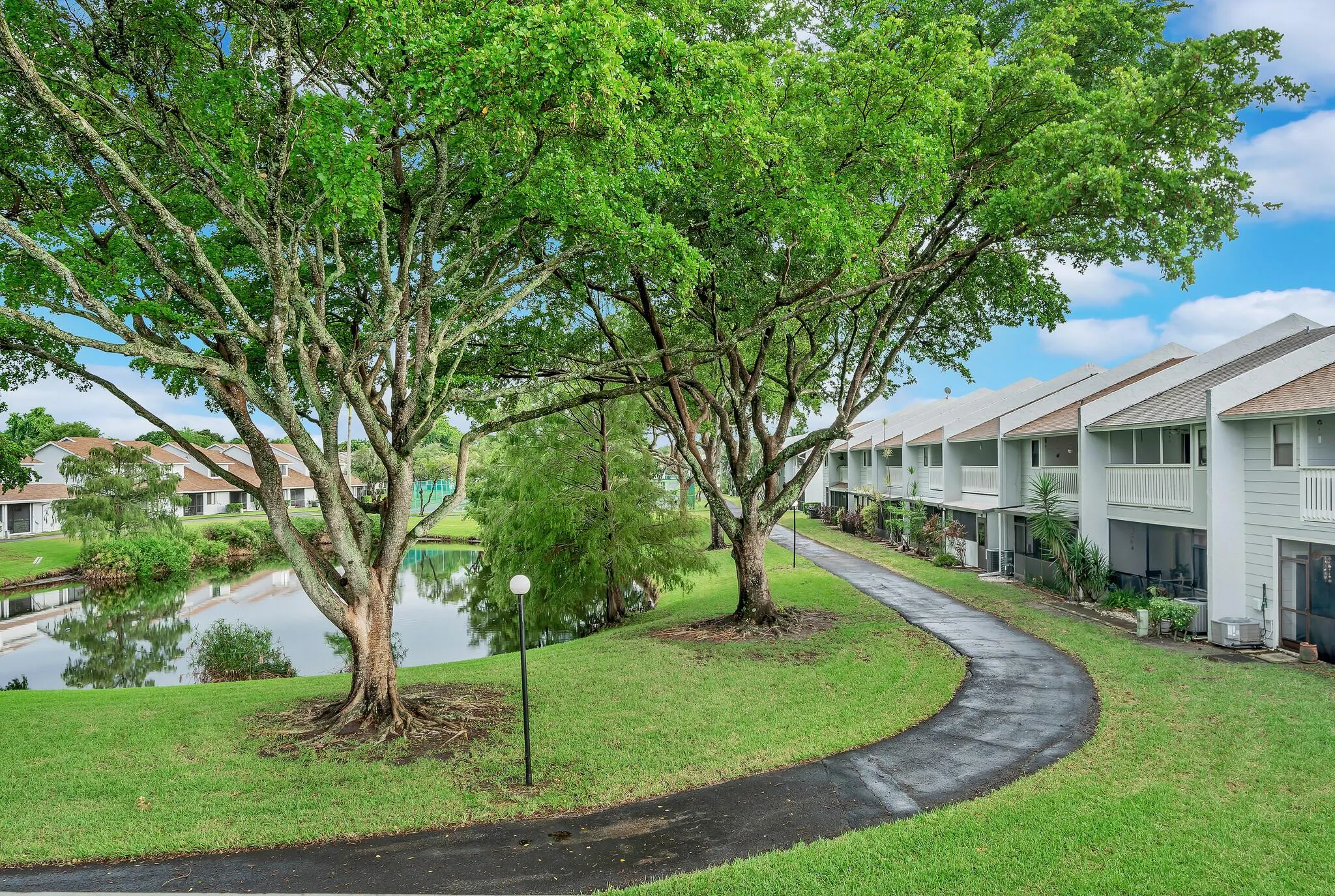 1627 Woodbridge Lakes Circle