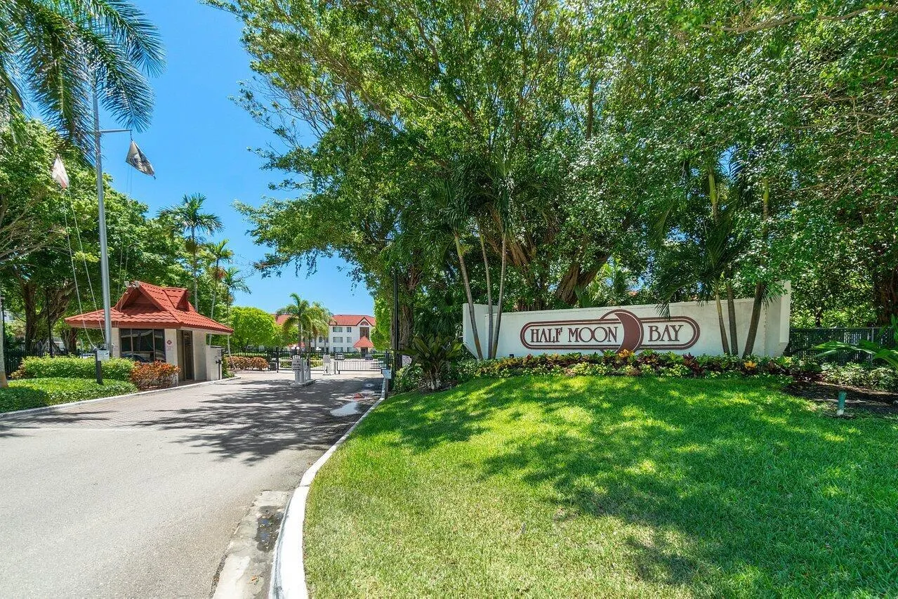 109 Half Moon Circle, #G3