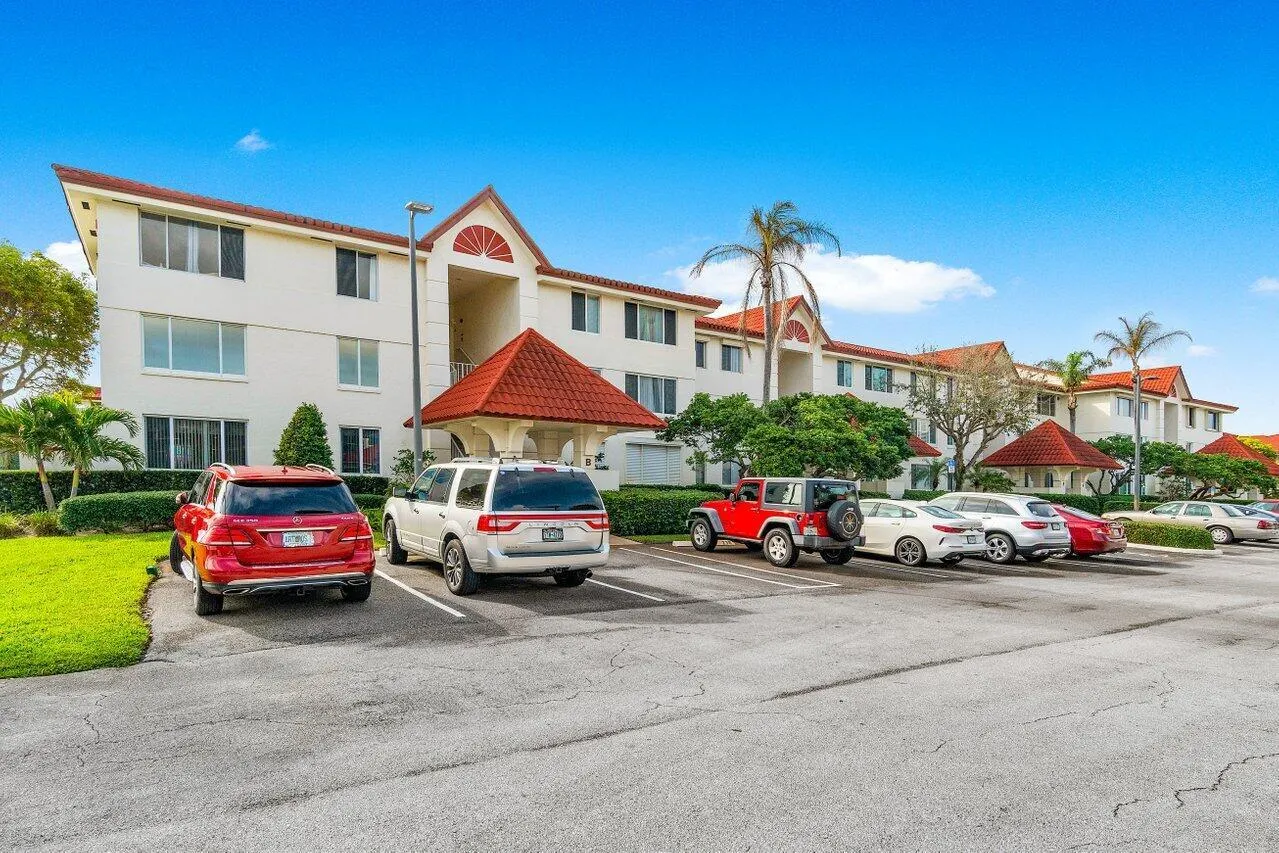 109 Half Moon Circle, #G3