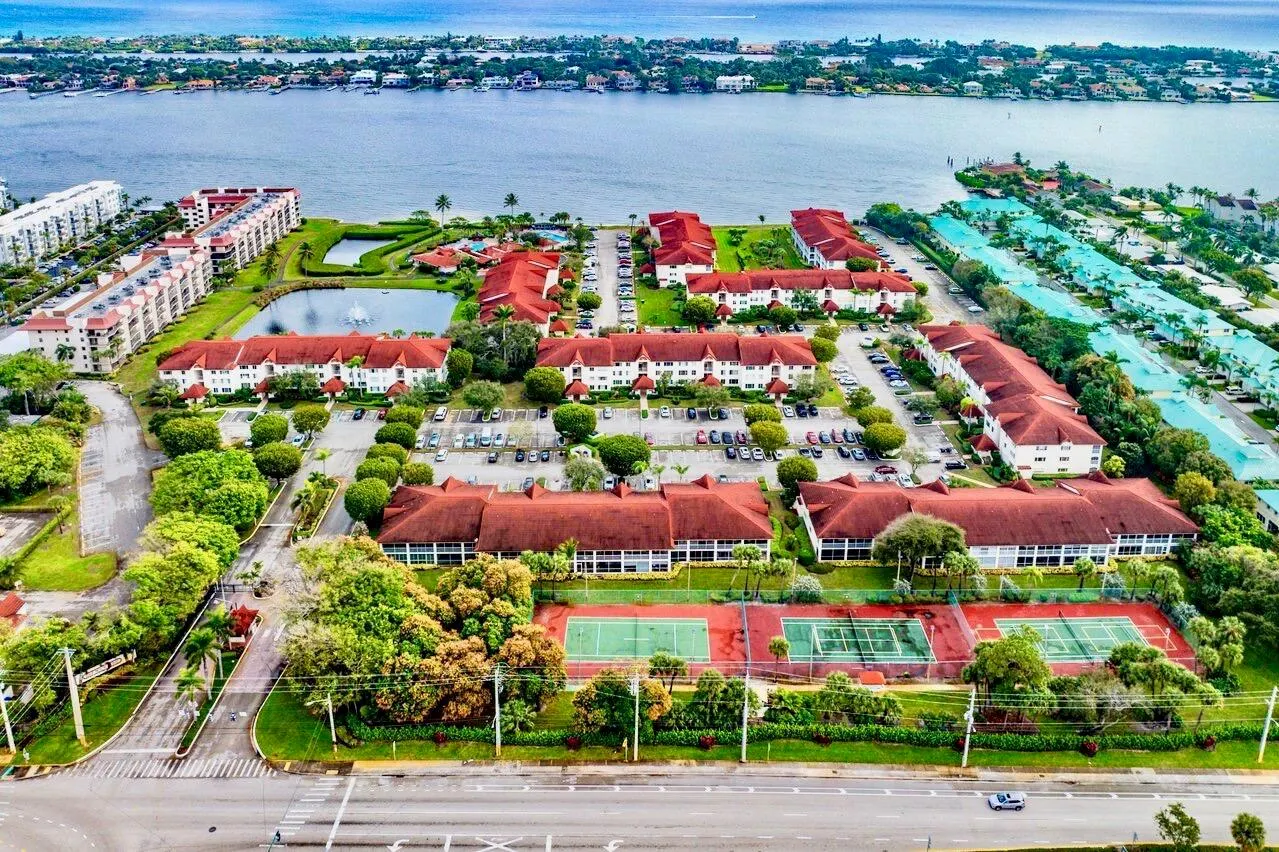 109 Half Moon Circle, #G3