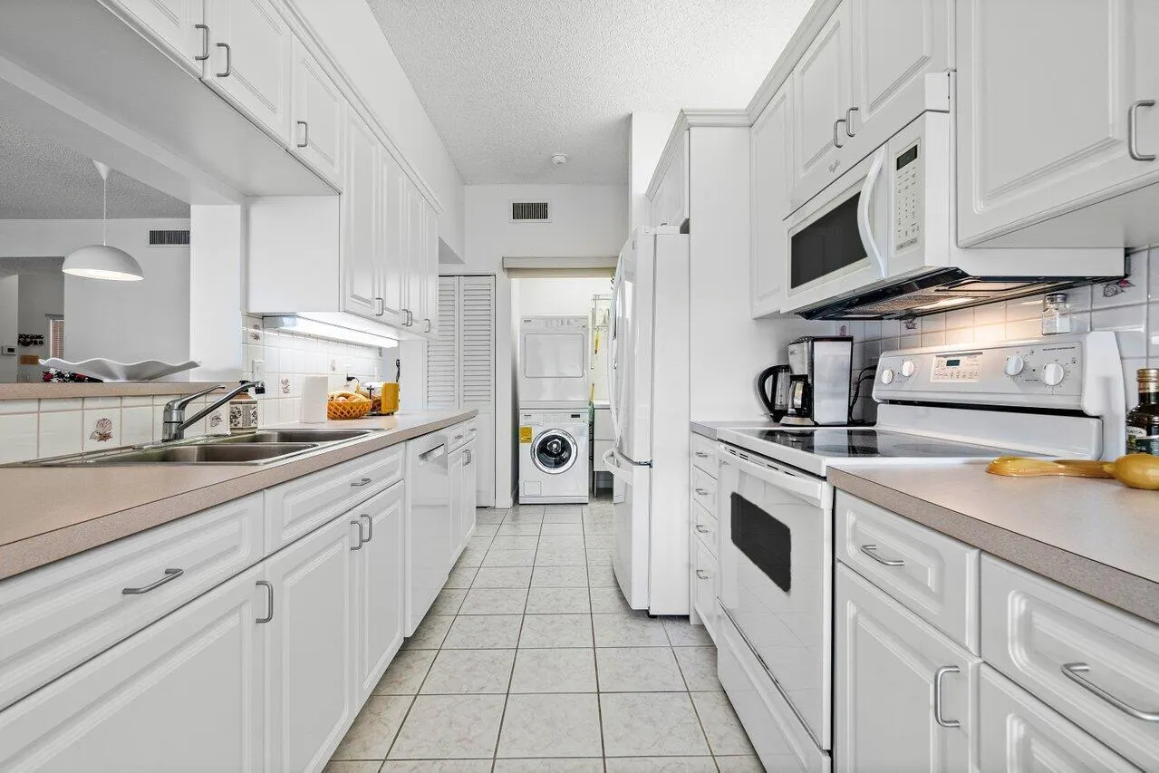 109 Half Moon Circle, #G3