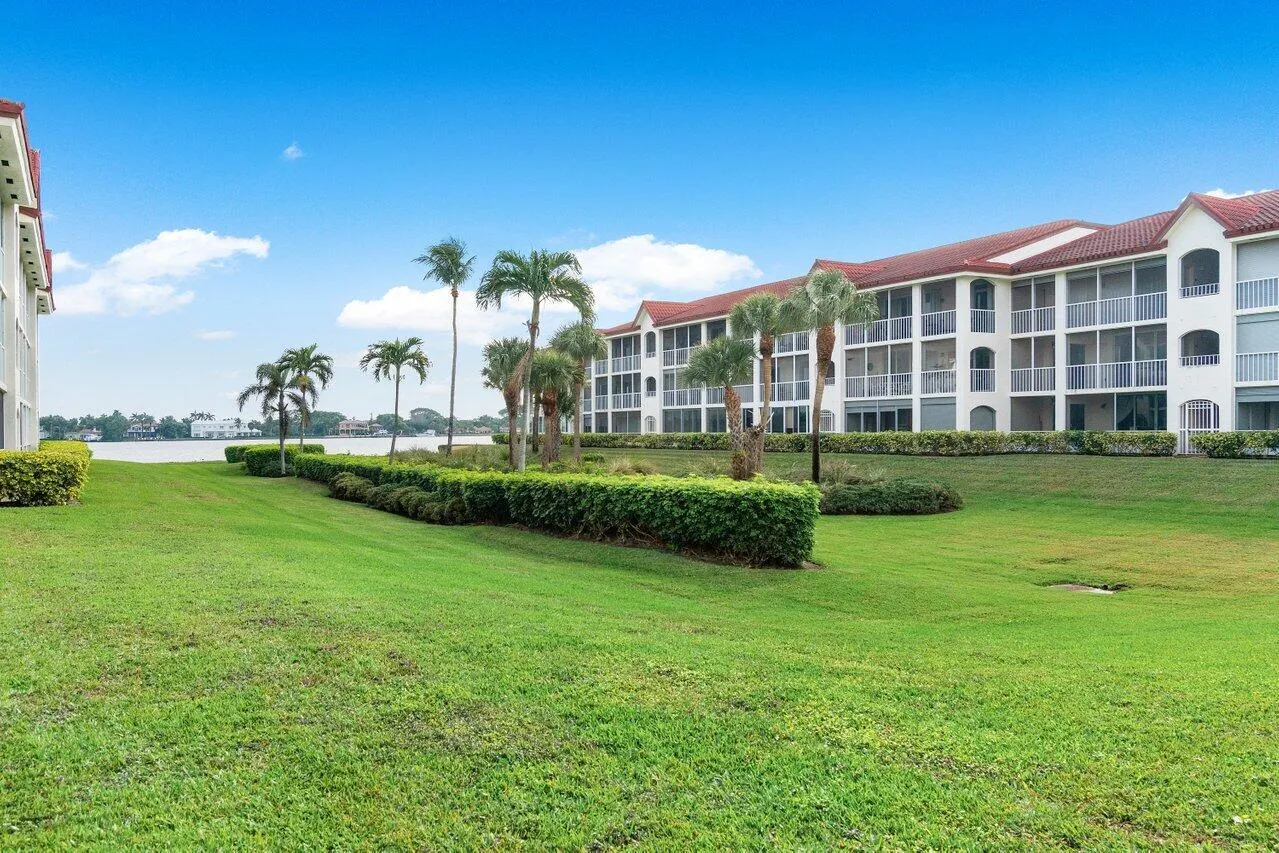 109 Half Moon Circle, #G3