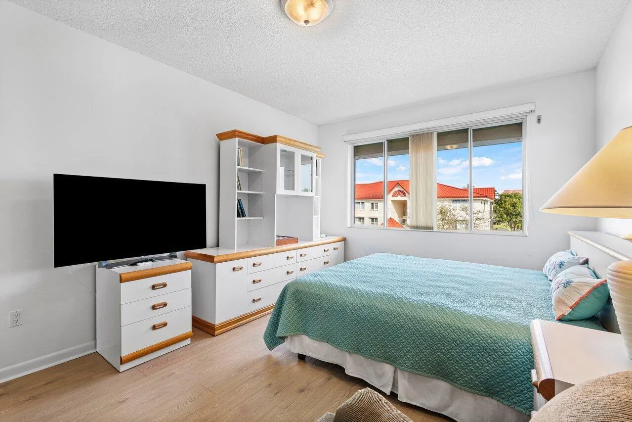 109 Half Moon Circle, #G3