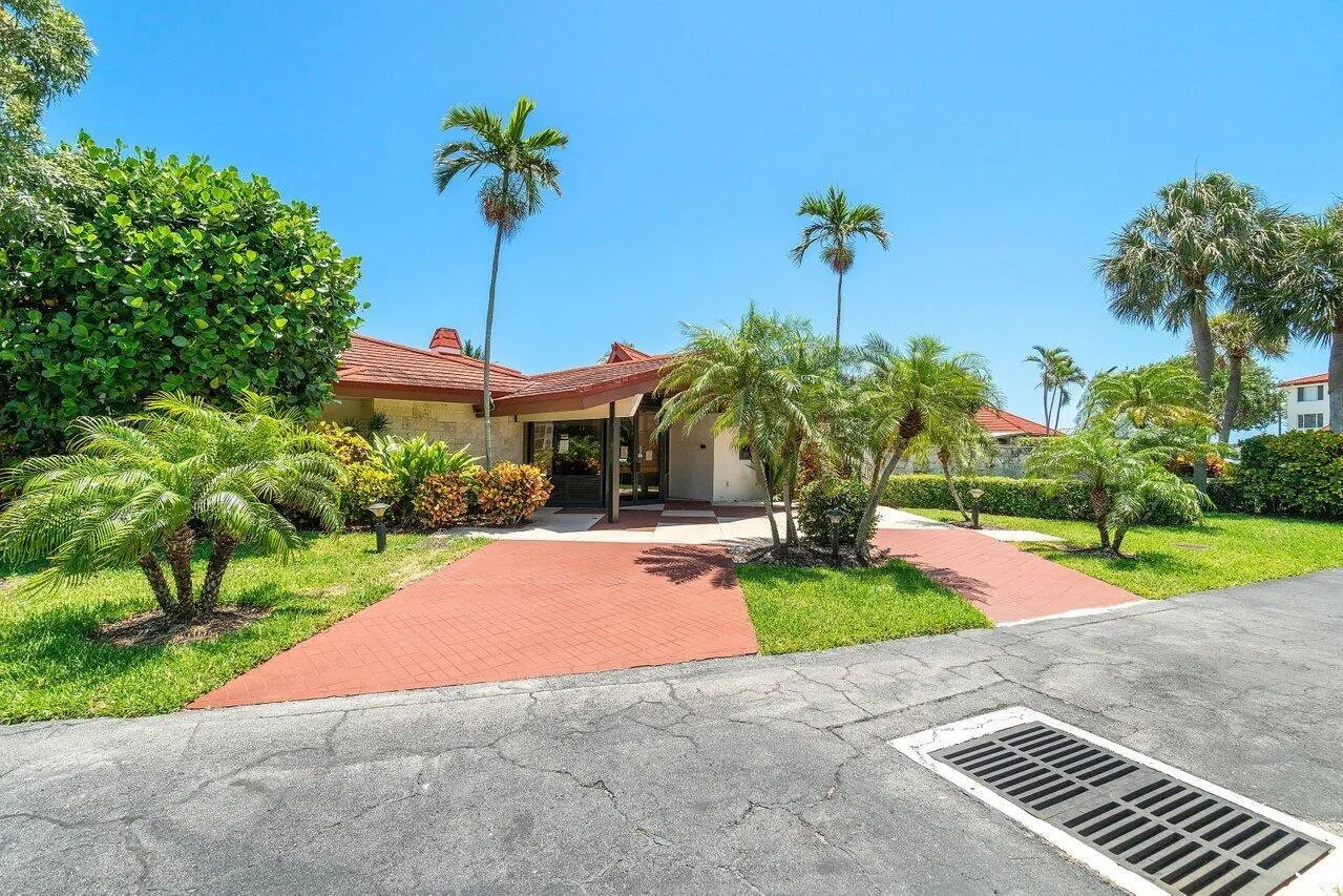 109 Half Moon Circle, #G3