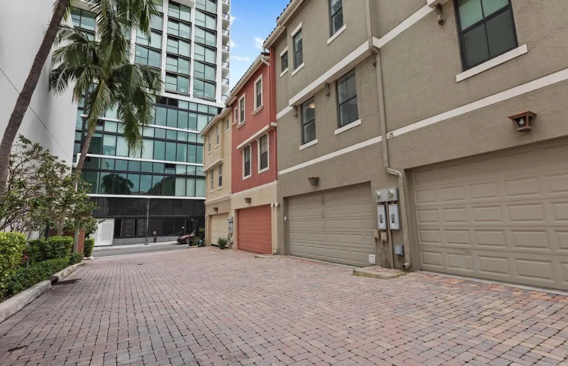 695 Hibiscus Street