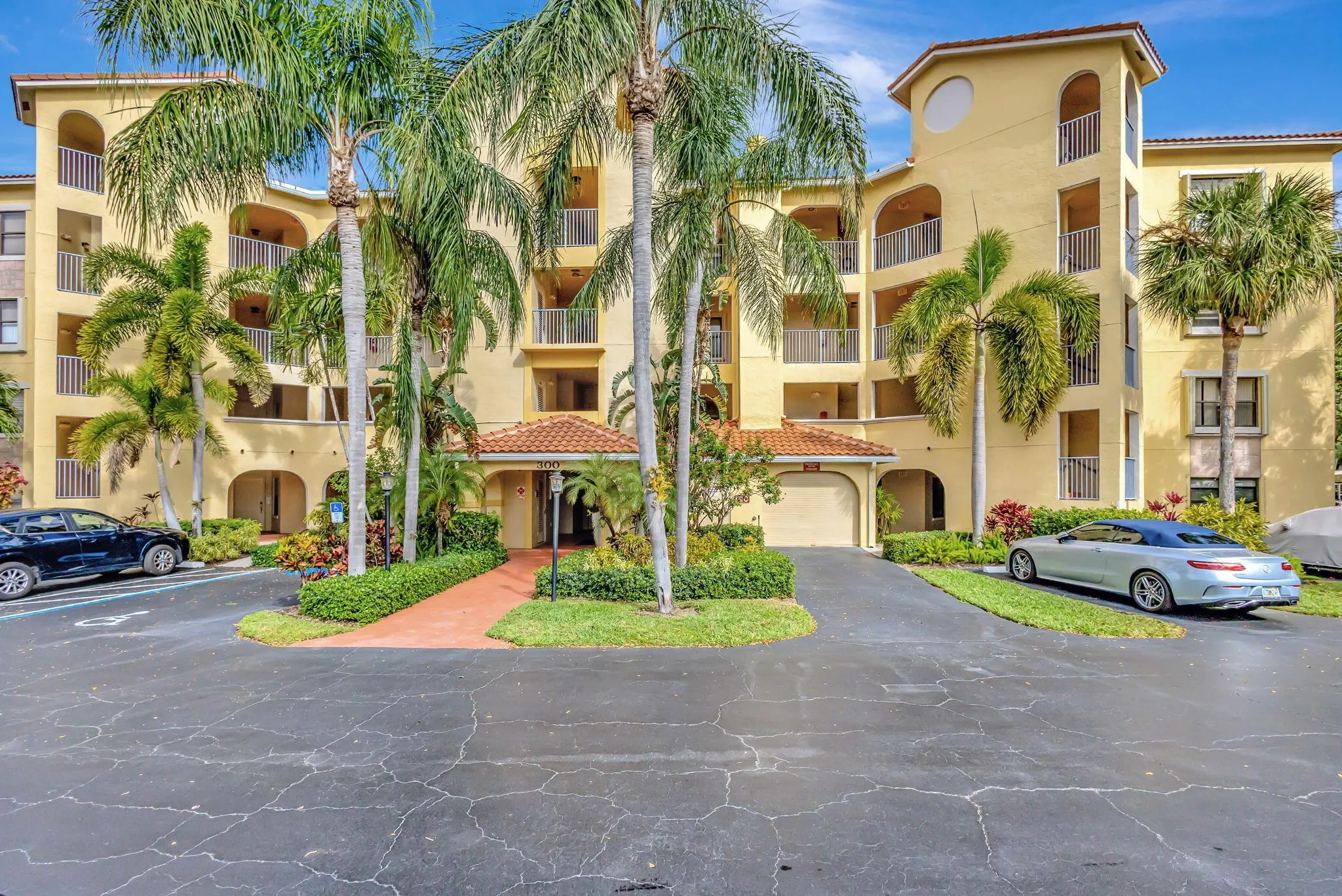 300 Uno Lago Drive, #101