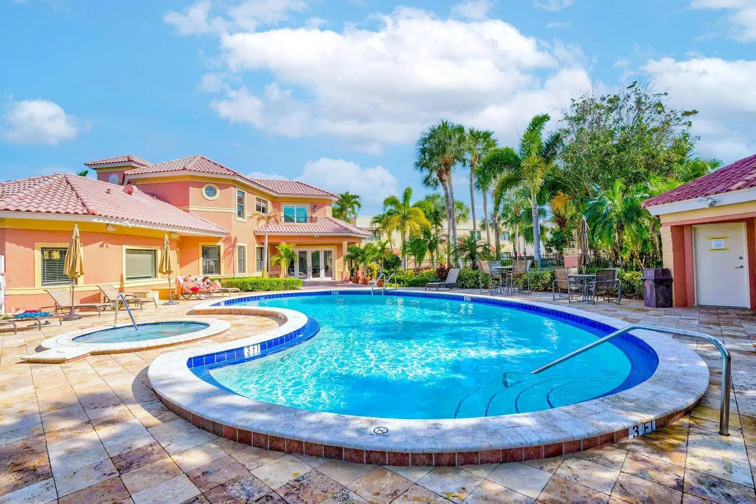 300 Uno Lago Drive, #101