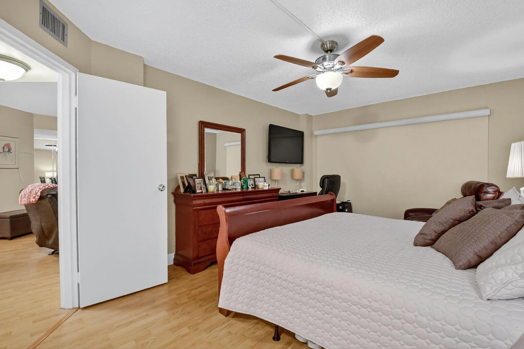 3871 Via Poinciana, #404