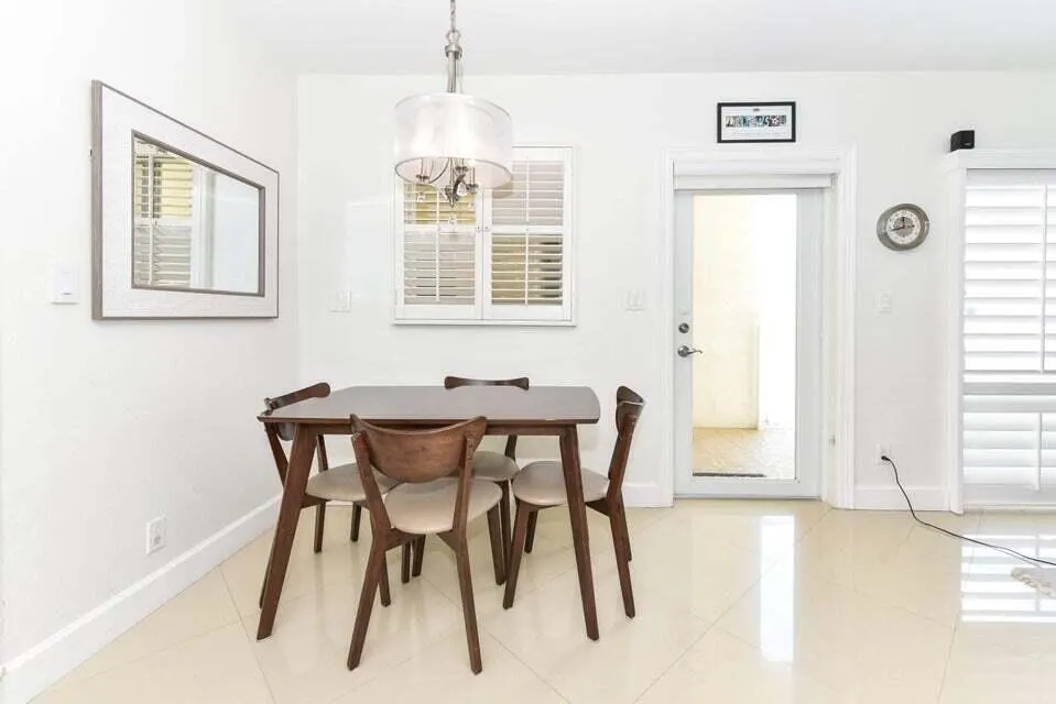 1203 Hillsboro Mile, #P3