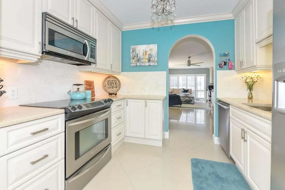 1203 Hillsboro Mile, #P3