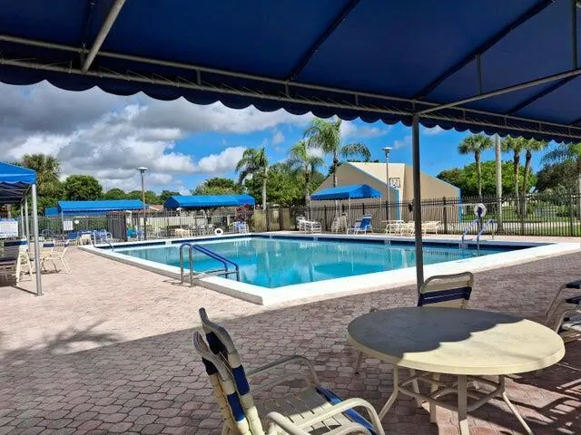 5220 Las Verdes Circle, #304