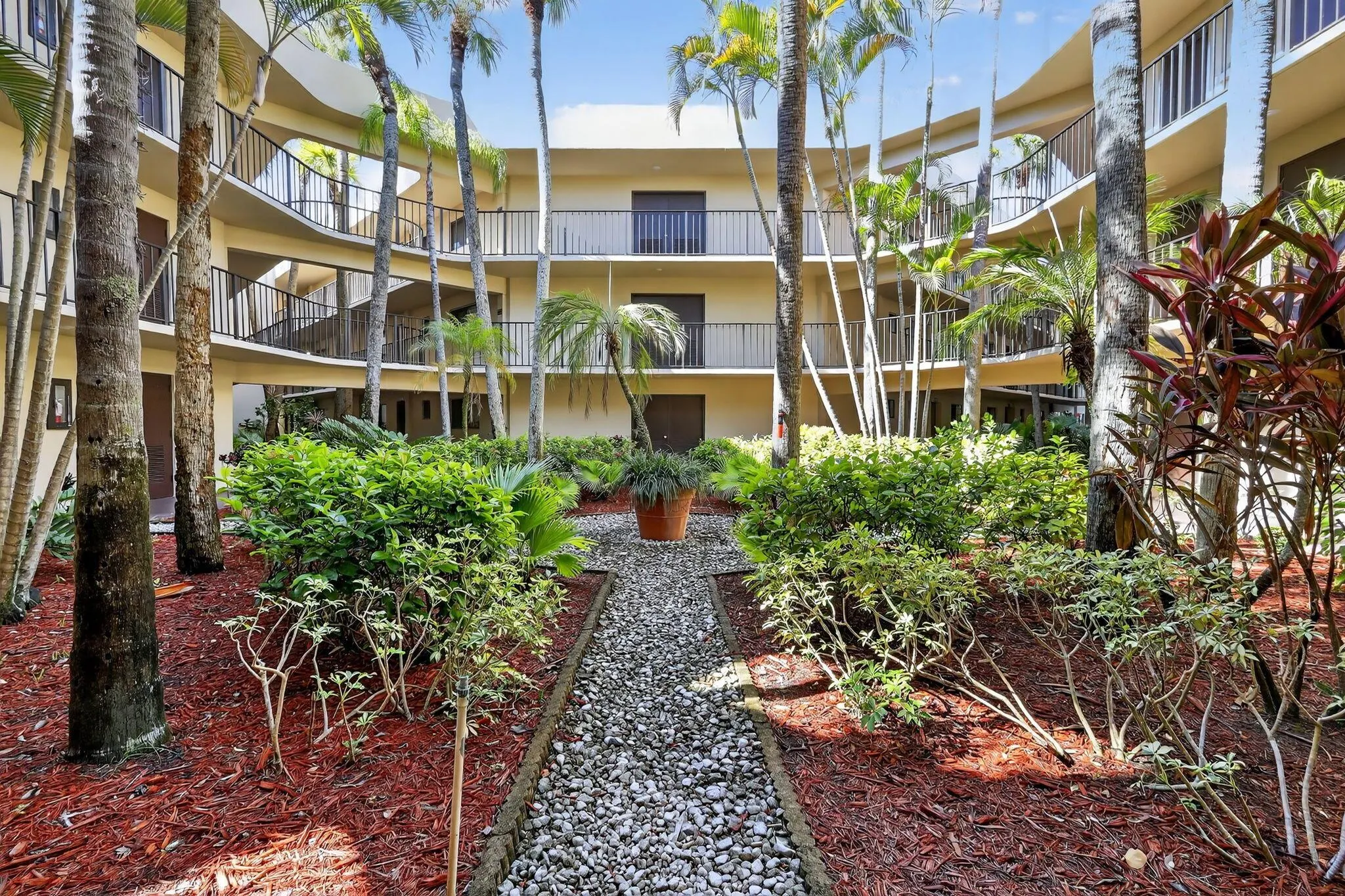 5220 Las Verdes Circle, #304