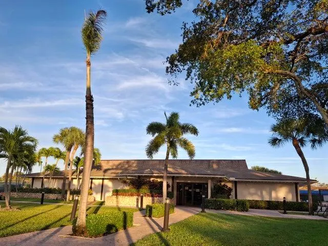 5220 Las Verdes Circle, #304