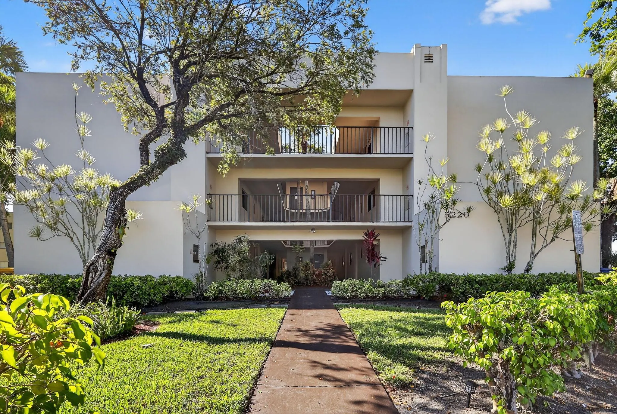 5220 Las Verdes Circle, #304