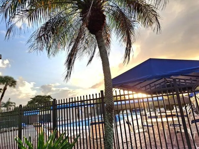 5220 Las Verdes Circle, #304