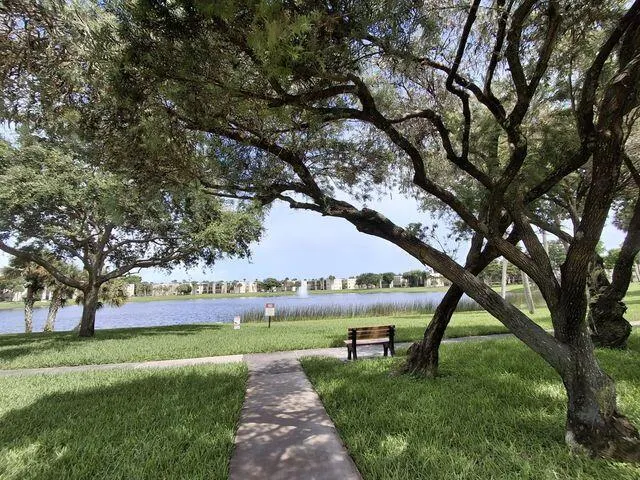 5220 Las Verdes Circle, #304