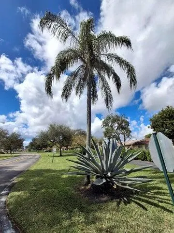 5220 Las Verdes Circle, #304