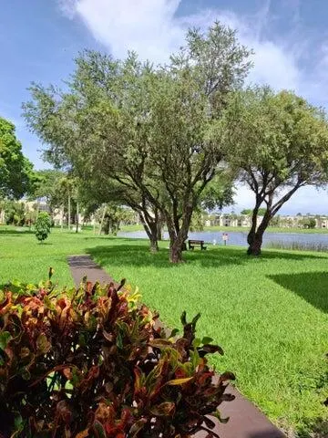 5220 Las Verdes Circle, #304