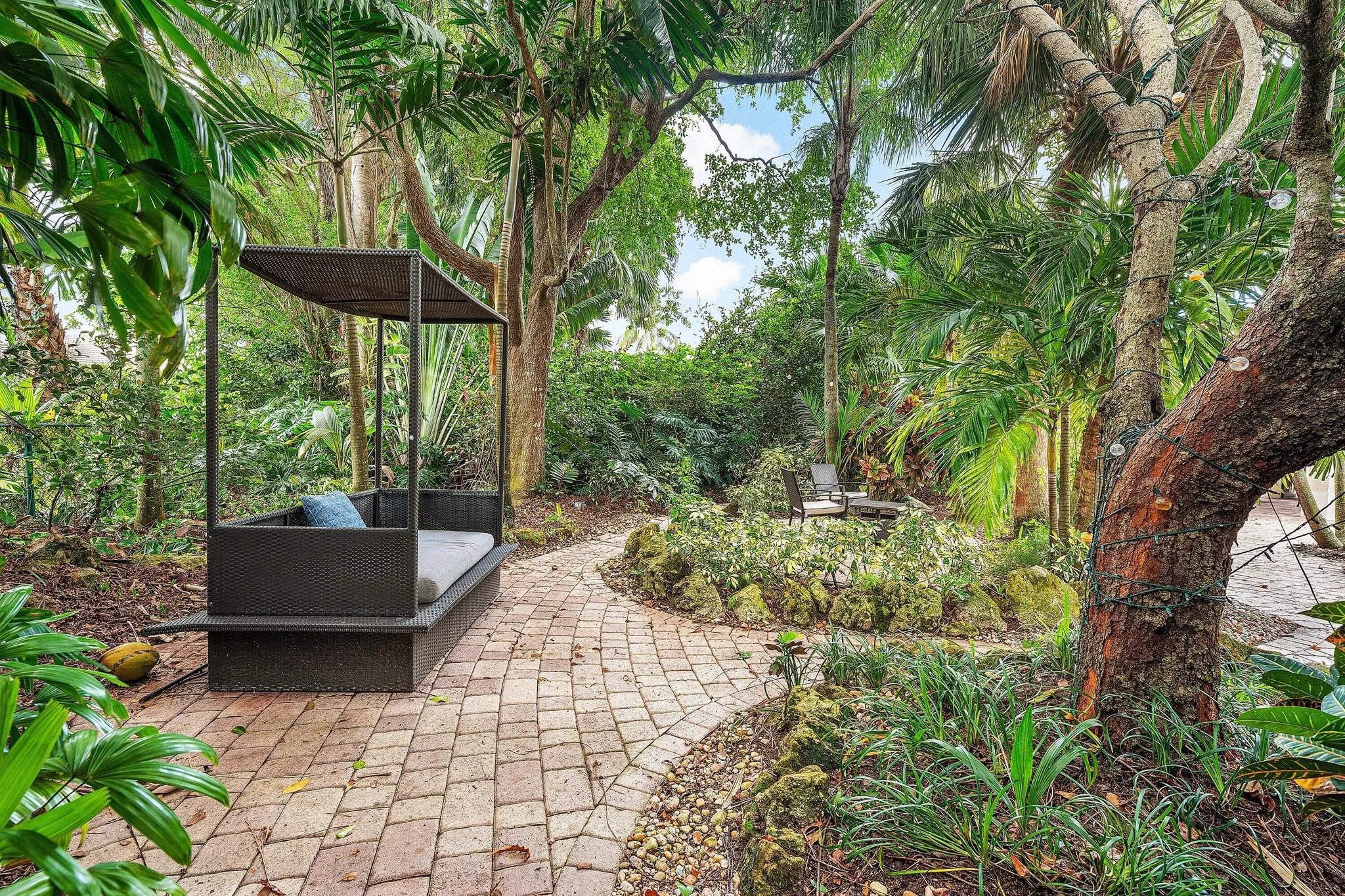589 N Country Club Drive