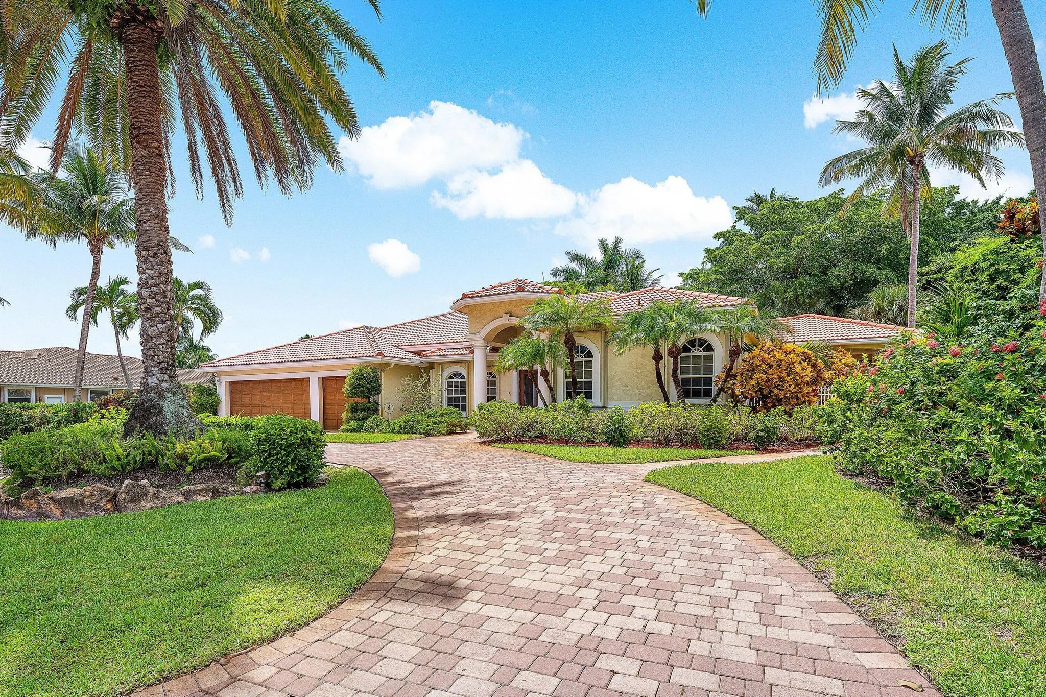 589 N Country Club Drive